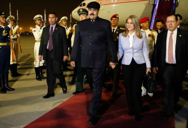 Presidente da Venezuela, Nicolás Maduro, desembarca em Pequim ao lado da mulher, Cilia Flores