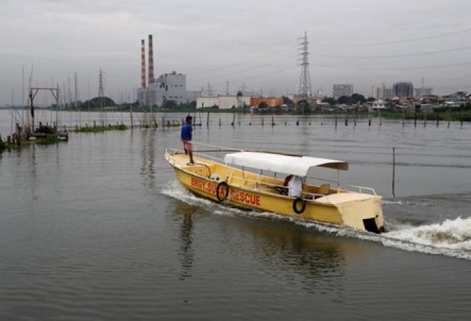 Barco de resgate em Manila antes da chegada do tufão Mangkhut
