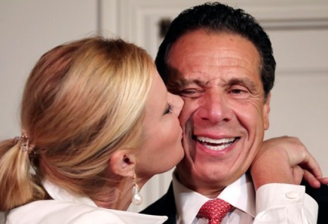 Governador de NY, Andrew Cuomo, é beijado pela namorada, Sandra Lee, após registrar voto na primária democrata para o governo do Estado de Nova York