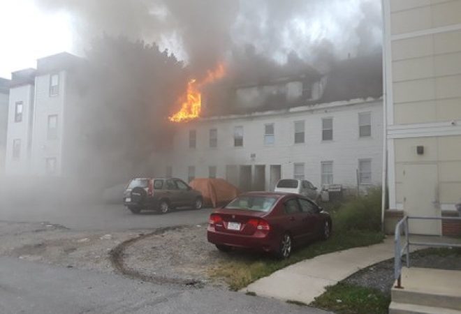 Edifício em chamas em Lawrence, perto de Boston, após explosão de gás