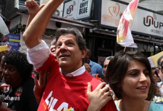 Fernando Haddad e Manuela d'Avila durante ato de campanha na Rocinha