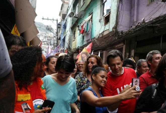 Fernando Haddad durante ato de campanha na Rocinha