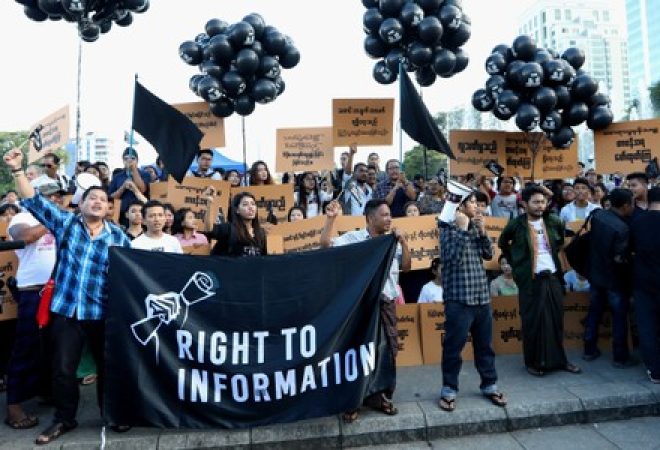Manifestantes protestam contra condenação de repórteres da Reuters em Yangon, Mianmar