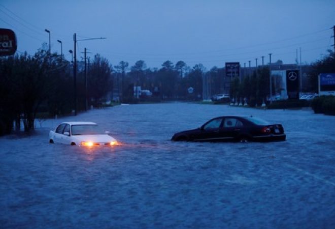 Carros abandonados em rua alagada de Wilmington, na Carolina do Norte