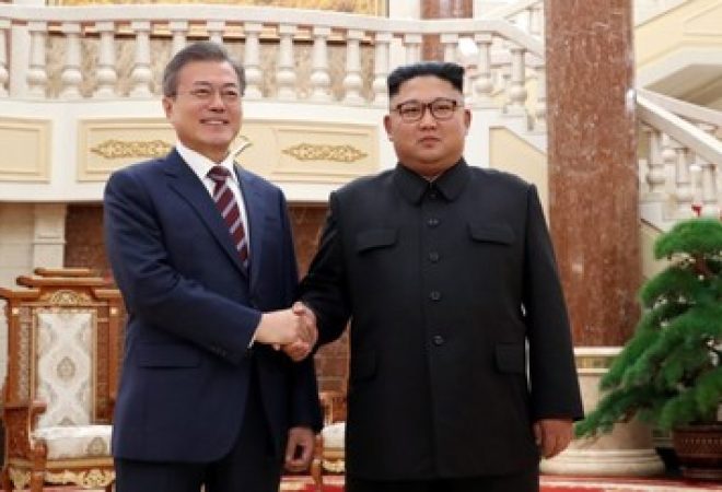 Presidente da Coreia do Sul, Moon Jae-in, e líder da Coreia do Norte, Kim Jong Un, em Pyongyang