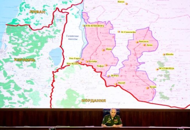 General russo Sergei Rudsko concede entrevista coletiva em Moscou, com mapa ao fundo mostrando territórios de Israel, Jordânia, Líbano e Síria