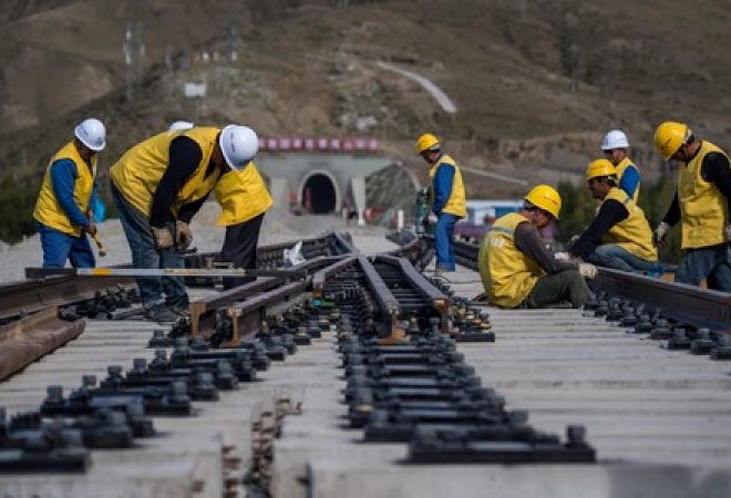 Homens trabalham em construção de ferrovia ligando Sichuan ao Tibet, na Região Autônoma do Tibet, na China