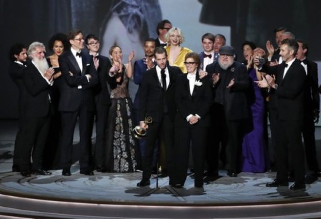 Elenco de "Game of Thrones" recebe estatueta do Emmy em Los Angeles