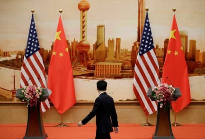 Bandeiras dos EUA e da China no Grande Salão do Povo, em Pequim
