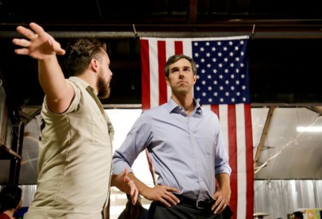 Deputado democrata Beto O'Rourke faz campanha em Houston