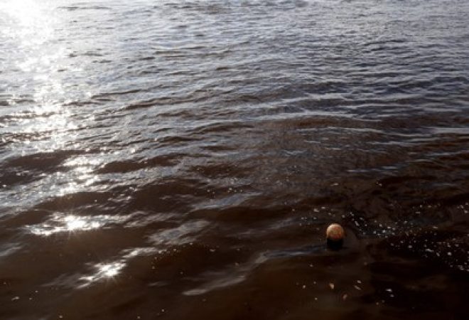 Bola de futebol no rio Amazonas na comunidade de Catalão, no Estado do Amazonas