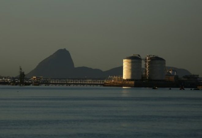 Tanques de gás natural na Baía de Guanabara, Rio de Janeiro, Brasil
