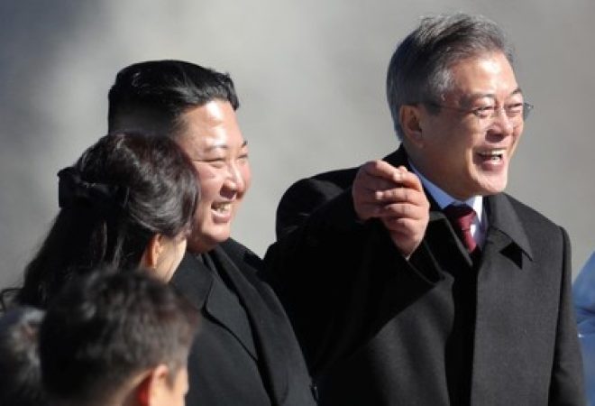 Presidente da Coreia do Sul,  Moon Jae-in, e presidente da Coreia do Norte, Kim Jong Un, posam para fotos na Coreia do Norte