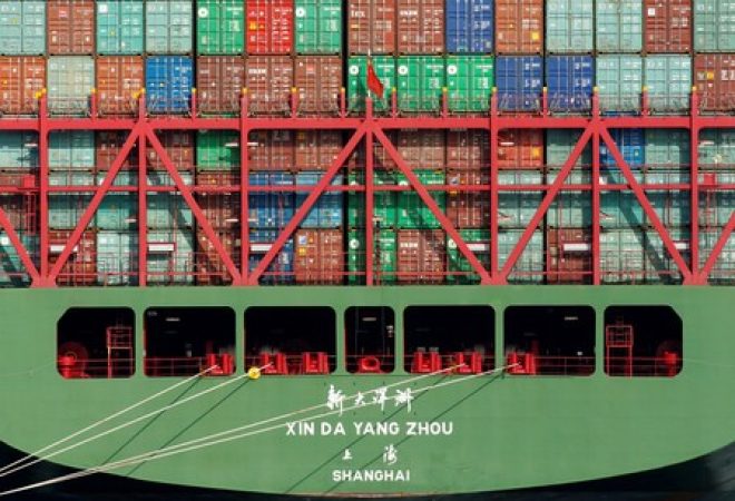 Navio com carregamento de containers