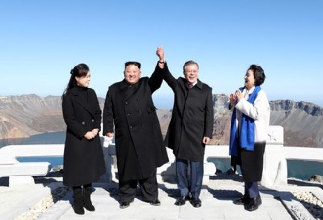 Presidente da Coreia do Sul, Moon Jae-in, e líder norte-coreano, Kim Jong Un, posam para fotos ao lado das esposas na Montanha Paektu