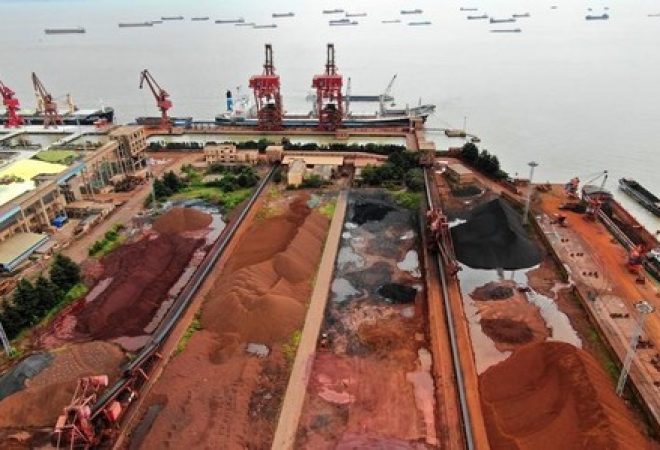 Pilhas de minério de ferro importado são vistas em um porto em Nantong, Jiangsu