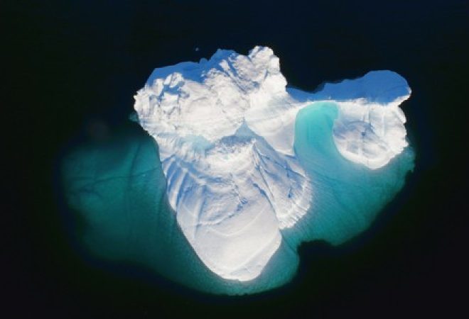 Iceberg flutando no mar da Groenldândia