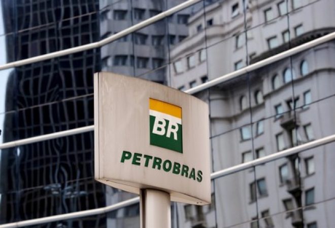 Logo da Petrobras em frente a prédio da empresa em São Paulo