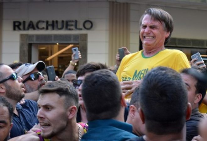 Candidato do PSL à P{residência, Jair Bolsonaro, após ser esfaqueado durante evento de campanha em Juiz de Fora (MG)