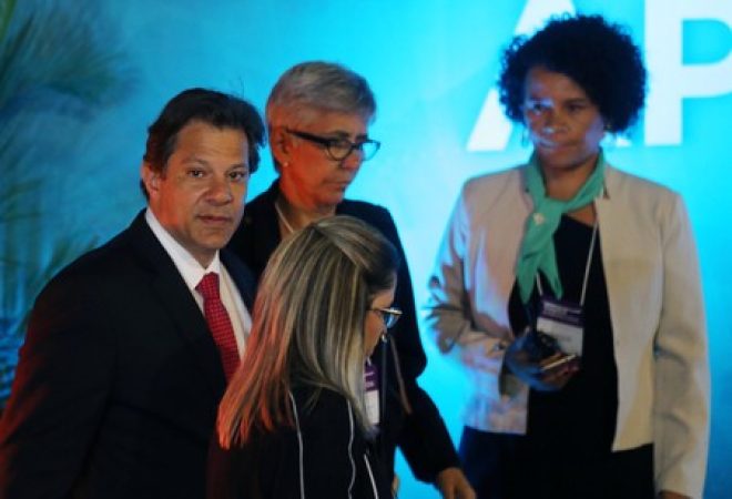 Fernando Haddad chega à TV Aparecida para debate de candidatos à Presidência
