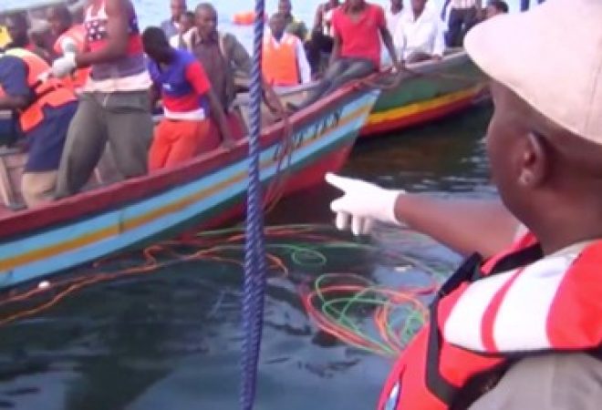 Equipes de resgate em local de naufrágio na Tanzânia