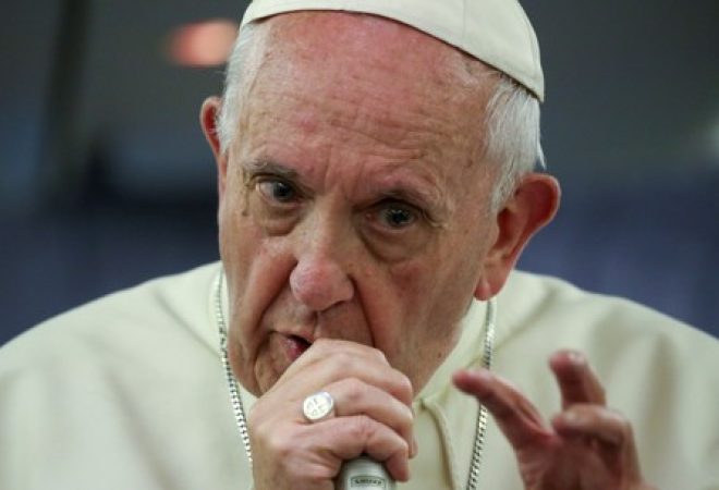 Papa Francisco durante entrevista coletiva