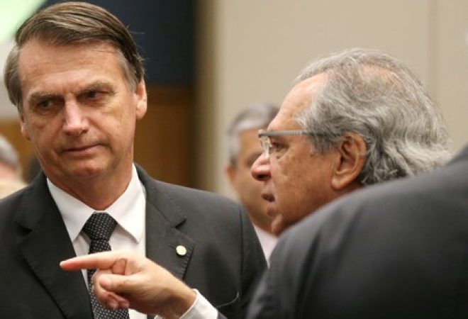 Candidato do PSL à Presidência, Jair Bolsonaro, conversa com economista Paulo Guedes durante evento no Rio de Janeiro