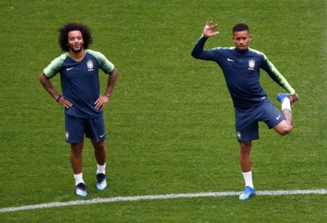 Marcelo e Gabriel Jesus durante treino da seleção brasileiro em São Petersburgo