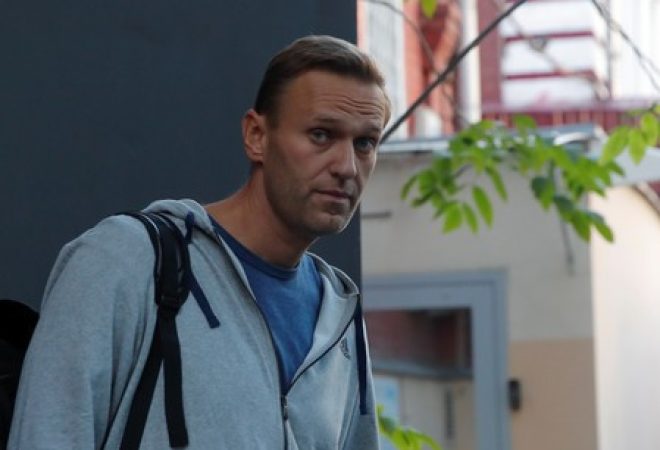 Líder de oposição russa Alexei Navalny deixa tribunal em Moscou