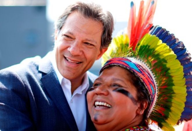 Candidato do PT à Presidência, Fernando Haddad, cumprimenta indígena ao deixar sede da Polícia Federal em Curitiba