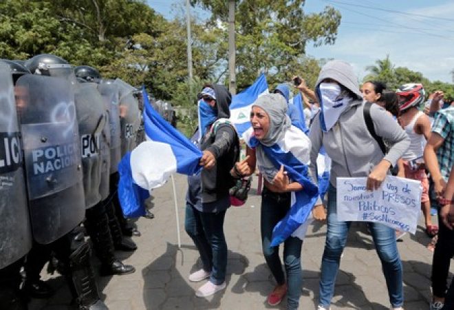 Manifestantes confrontam policiais durante protesto contra presidente da Nicarágua, Daniel Ortega, em Manágua