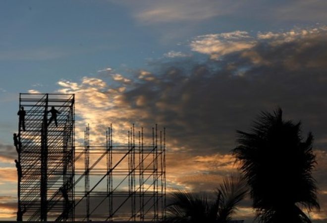 Funcionários trabalham em estrura de metal em construção na praia de Iracema, Fortaleza, Brasil