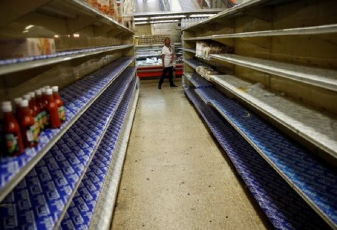 Prateleiras vazias em supermercado de Caracas