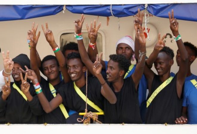 Imigrantes a bordo do navio de resgate Aquarius
