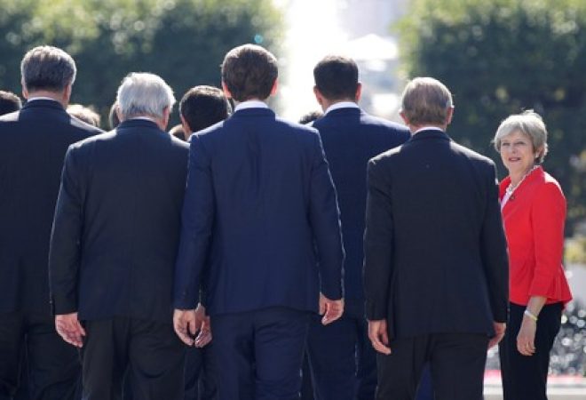 Premiê britânica, Theresa May, e líderes de países da UE durante cúpula em Salzburgo