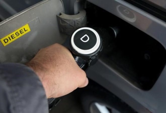Frentista abastecendo veículo com diesel