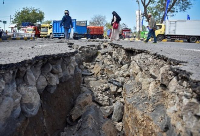 Rua destruída por terremoto em Lombok, na Indonésia