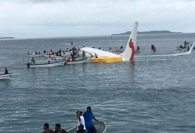 Pessoas são resgatadas de avião que caiu no mar na Micronésia