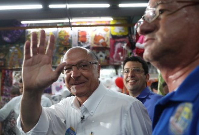 Candidato do PSDB à Presidência, Geraldo Alckmin, acena a eleitores no Rio de Janeiro
