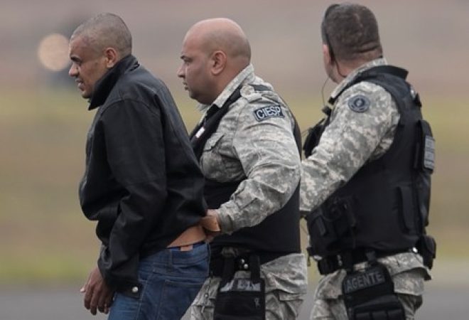 Agentes da PF escoltam Adélio Bispo de Oliveira em Juiz de Fora