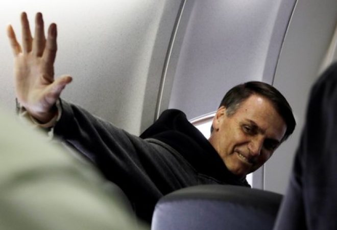 Bolsonaro acena em voo de São Paulo para o Rio de Janeiro