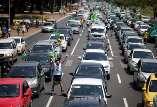 Manifestantes em favor de Bolsonaro fazem carreata em Brasília