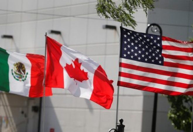 Bandeiras dos Estados Unidos, Canadá e México são vistas em Detroit, nos EUA