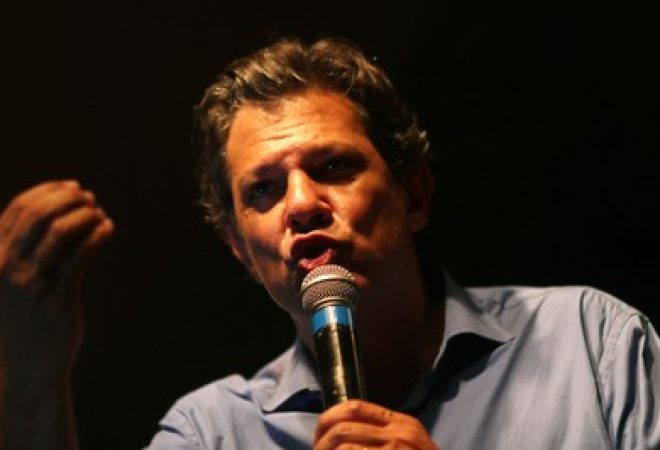 Candidato do PT à Presidência, Fernando Haddad, discursa em evento de campanha no Rio de Janeiro