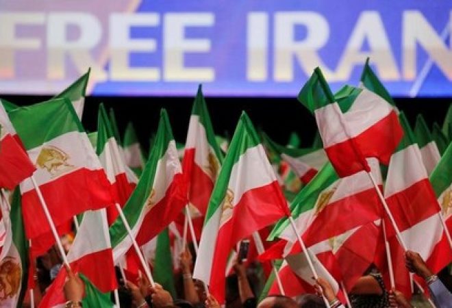 Apoiadores de Maryam Rajavi, presidente eleito do Conselho Nacional de Resistência do Irã, durante comício em Villepinte, nos arredores de Paris