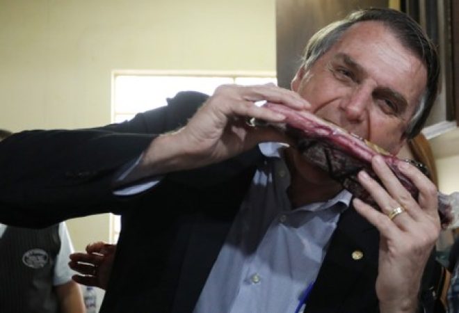 Candidato Jair Bolsonaro (PSL) durante feira agropecuária em Esteio (RS)