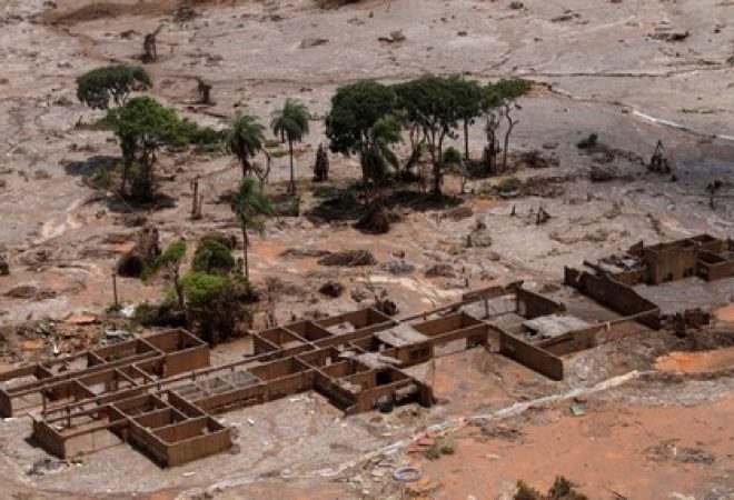 Destroços da escola municipal do distrito de Bento Rodrigues, que foi coberto com lama após rompimento de barragem da Samarco, em Mariana