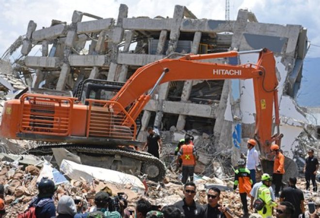 Presidente da Indonésia, Joko Widodo, acompanha processo de retirada de pessoas perto das ruinas de hotel destruído por terremoto em Palu, Sulawesi, na Indonésia