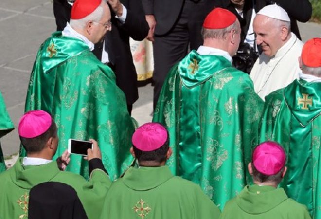 Papa Francisco cumprimenta bispos durante encontro no Vaticano