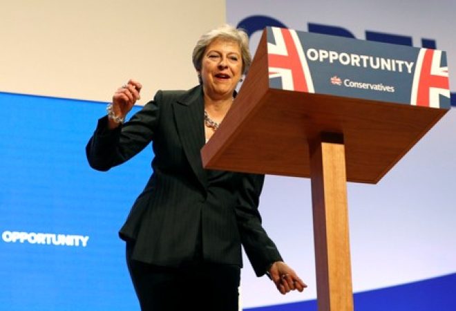 Premiê britânica, Theresa May, dança no palco de conferência do Partido Conservador em Birmingham